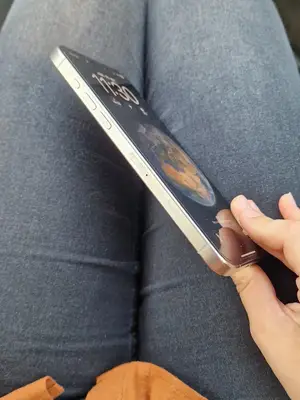 iPhone 15 Pro Max - Parfait état avec boîte et chargeur - Miniature 2
