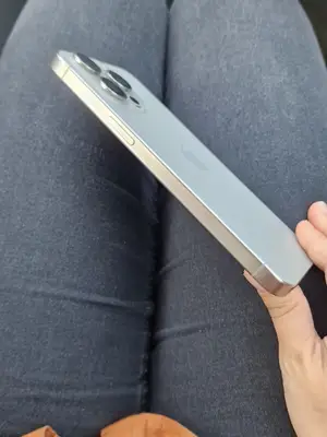 iPhone 15 Pro Max - Parfait état avec boîte et chargeur - Miniature 3