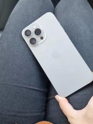 iPhone 15 Pro Max - Parfait état avec boîte et chargeur