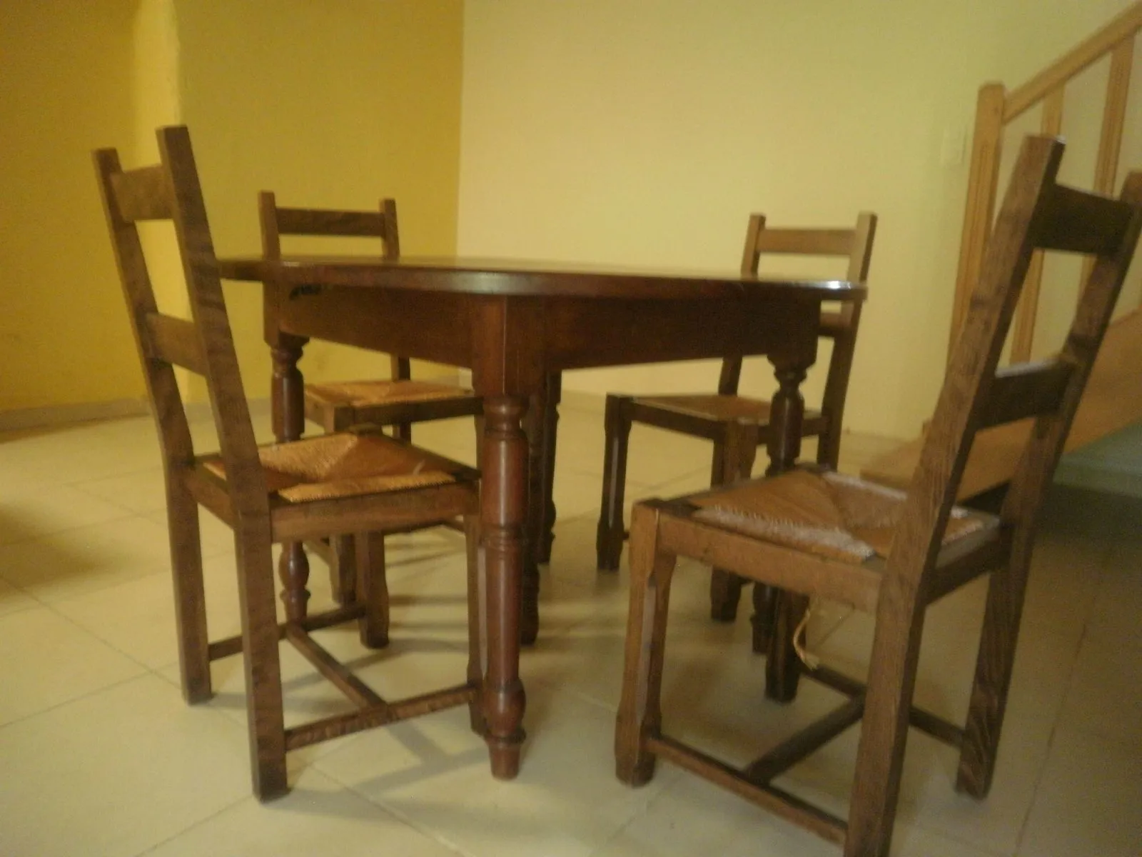 Table ronde et chaises - Photo 1