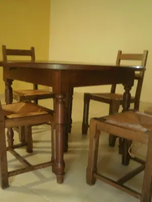 Table ronde et chaises