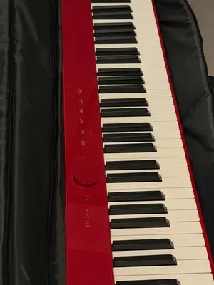 🎹 Piano numérique Casio Privia – Rouge – Comme neuf  Je vends un piano numérique Casio Privia en ex