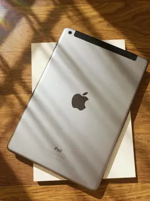 iPad Air 2 / 32go Prix: 40€ Description : Remise en main propre à paris UNIQUEMENT merci - Miniature 2