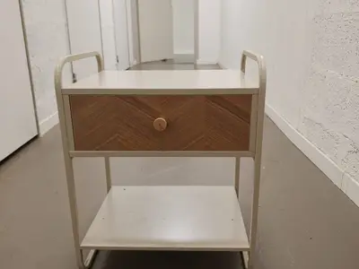 Table de chevet avec tiroir – Bon état