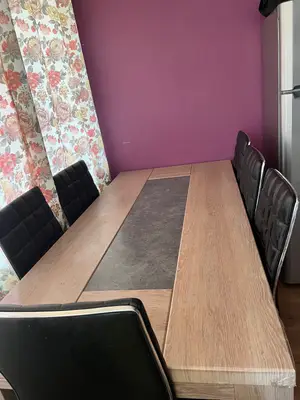 Salle à manger avec 6 chaises en très bon état