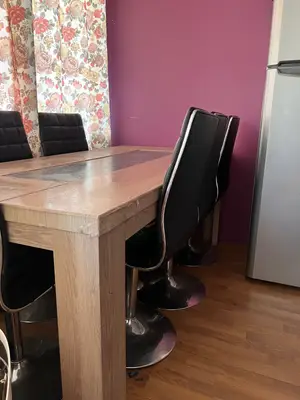 Salle à manger avec 6 chaises en très bon état - Miniature 2