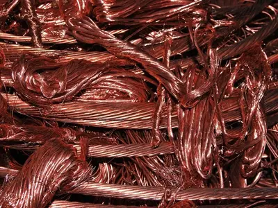 Bonjour, j'achète du cuivre : je propose 8 €/kg. Câble électrique : 4 €/kg. Câble noir : 3 €/kg. Lai