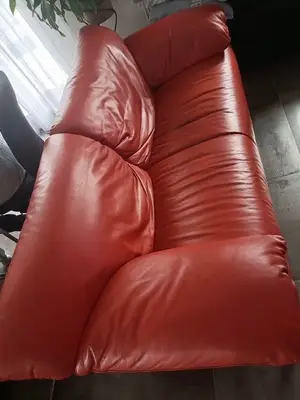 Canapé en cuir rouge 