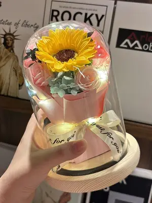 Bouquet de fleurs sous cloche avec LED et socle bois - Miniature 5