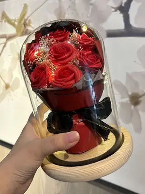 Bouquet de fleurs sous cloche avec LED et socle bois - Miniature 2