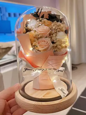 Bouquet de fleurs sous cloche avec LED et socle bois - Miniature 3