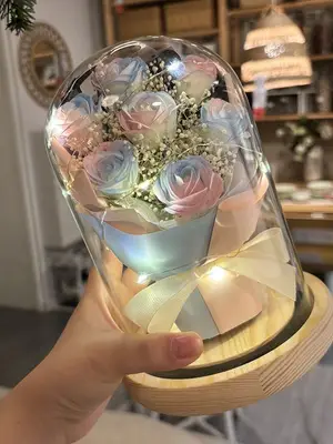 Bouquet de fleurs sous cloche avec LED et socle bois - Miniature 4