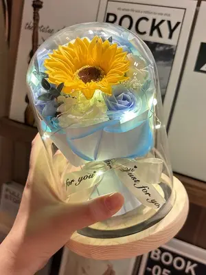 Bouquet de fleurs sous cloche avec LED et socle bois