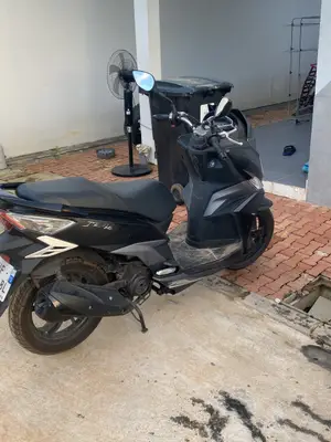 Scooter 50cc noir en très bon état général, avec rayure et rétroviseur cassé - Miniature 2