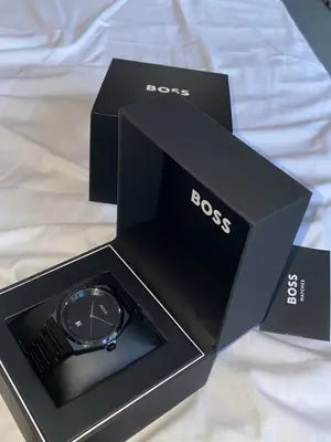 Montre Hugo Boss noire avec boîte en très bon état