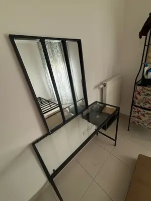Coiffeuse IKEA fer noir + miroir - Très bon état - Miniature 2