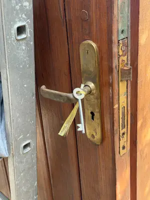 Ancienne porte de cabine de bateau en bois avec hublot laiton et encadrement - Miniature 4