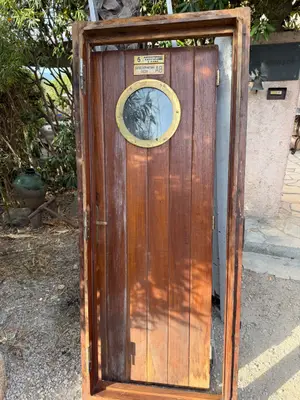 Ancienne porte de cabine de bateau en bois avec hublot laiton et encadrement