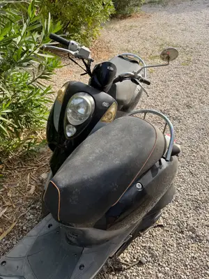 Deux scooters SYM Mio à remettre en route, vendus en l'état - Miniature 5