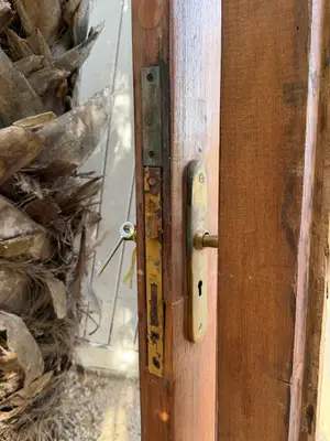 Ancienne porte de cabine de bateau en bois avec hublot laiton et encadrement - Miniature 3