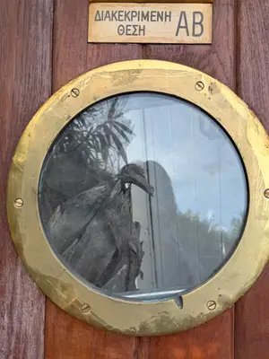 Ancienne porte de cabine de bateau en bois avec hublot laiton et encadrement - Miniature 5
