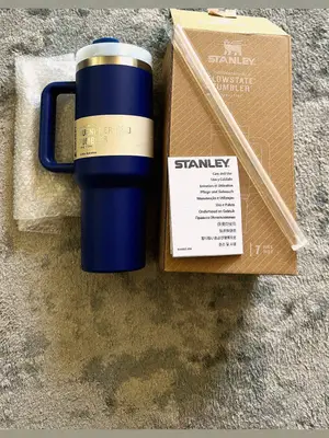 Gourde Stanley Quencher H2.0 FlowState 40 oz bleu marine neuve