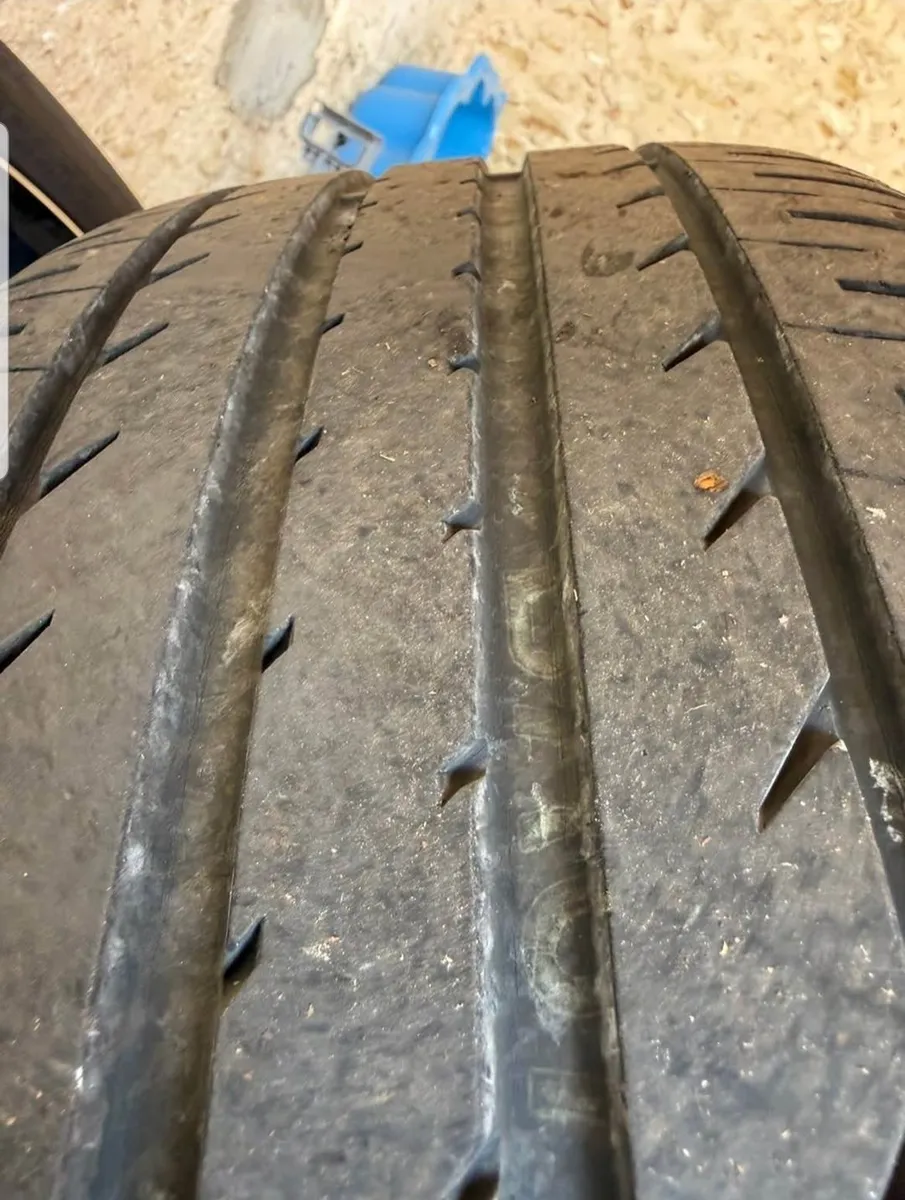 Jantes 18 pouces Volkswagen / Audi avec pneus 215/50/18 en bon état - Photo 1