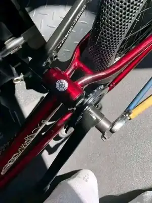 BMX rouge et noir en très bon état pour les loisirs et la pratique du BMX - Miniature 4