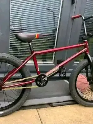 BMX rouge et noir en très bon état pour les loisirs et la pratique du BMX