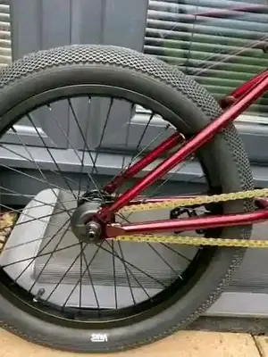 BMX rouge et noir en très bon état pour les loisirs et la pratique du BMX - Miniature 3
