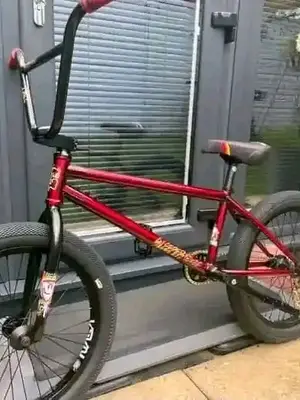 BMX rouge et noir en très bon état pour les loisirs et la pratique du BMX - Miniature 2