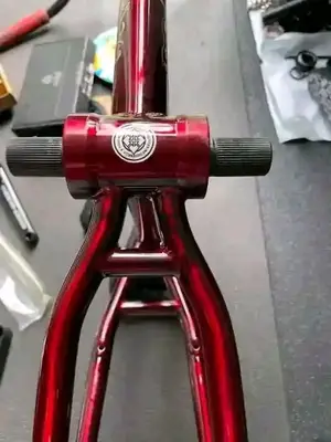 BMX rouge et noir en très bon état pour les loisirs et la pratique du BMX - Miniature 5
