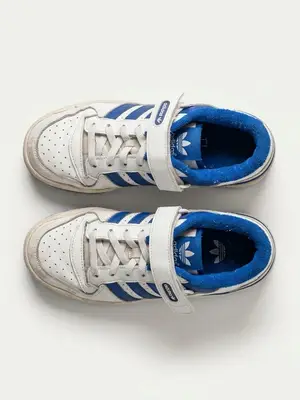Baskets Adidas Forum blanc et bleu