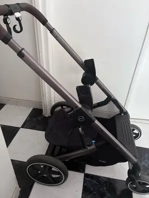 Poussette en très bon état, adaptée au cosy