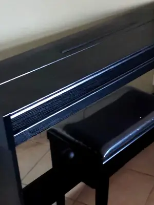 Piano électronique en bon état - Miniature 2
