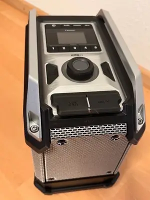 Radio de chantier Makita DMR115 neuve avec 2 batteries et chargeur - Miniature 2
