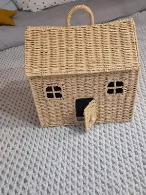 Jolie boîte de rangement en forme de maison