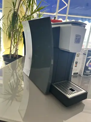 Machine à thé SPECIAL.T Nestlé noire et blanche avec 3 boîtes de capsules
