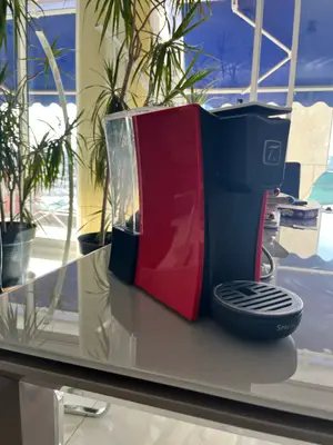 Machine à thé Special.T Nestlé Delonghi noire et blanche en très bon état