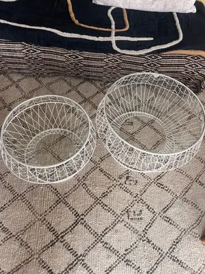 Jolies tables basses rondes en verre et métal blanc - Miniature 2