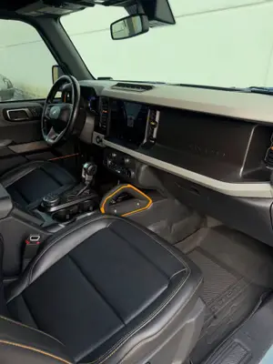 Ford Bronco 2022 gris - Miniature 4