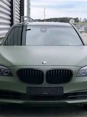 BMW Série 7 740d 3.0 xDrive de 2015, couleur verte - Miniature 3