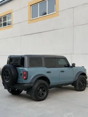 Ford Bronco 2022 gris - Miniature 3