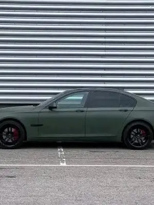 BMW Série 7 740d 3.0 xDrive de 2015, couleur verte - Miniature 2