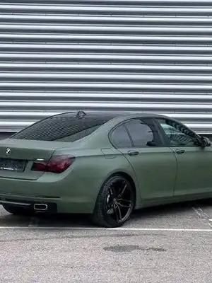 BMW Série 7 740d 3.0 xDrive de 2015, couleur verte - Miniature 4