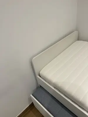 Lit IKEA 90x200 avec tiroir + rangement + 2 matelas - Miniature 2
