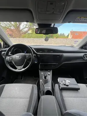 Toyota Auris HSD 136ch - Miniature 3