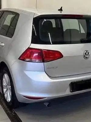 Volkswagen Golf - Miniature 5