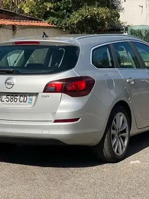 Très Belle Opel Astra Tourer 1.7CDTi 110CH Cosmo Crit’Air2 - Miniature 4