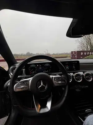 Mercedes-Benz Classe A W177 A 180 d, en 5 portes, diesel, avec présentation sportive AMG Line  - Miniature 4